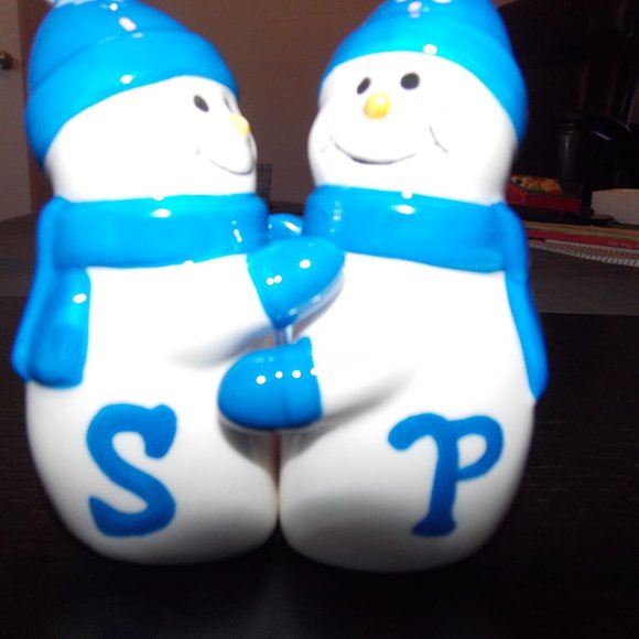 Happy Hugging Snowmen Salt And Pepper Shakers - Picture 1 of 8